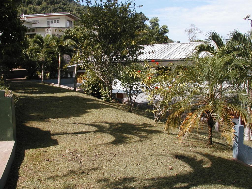 Monique'S Guest House Maraval Esterno foto
