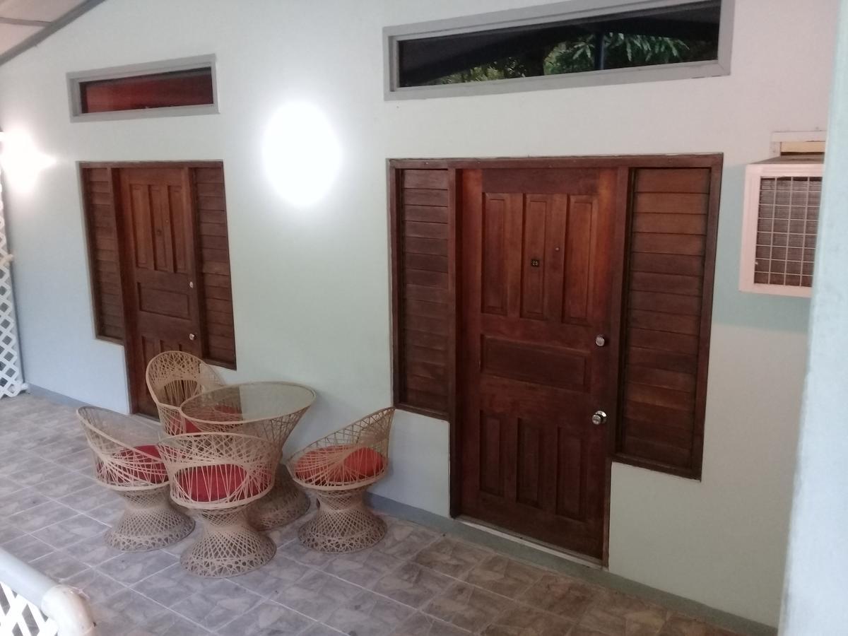 Monique'S Guest House Maraval Esterno foto