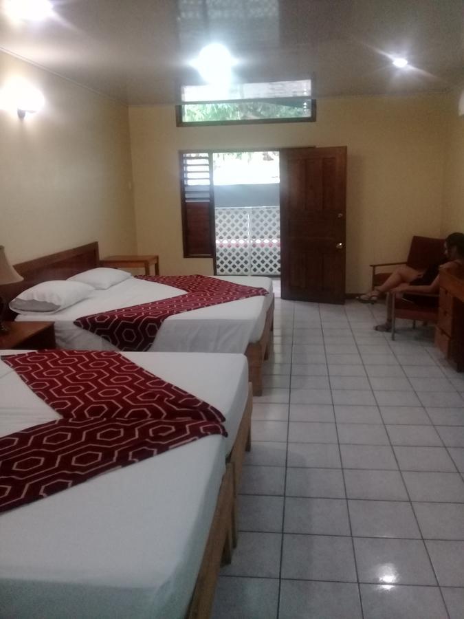 Monique'S Guest House Maraval Esterno foto
